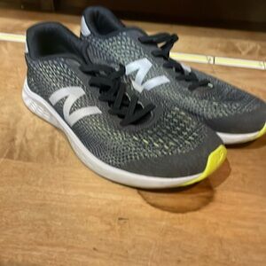 New Balance, elastic laces, like new, black and neon, me s size 6